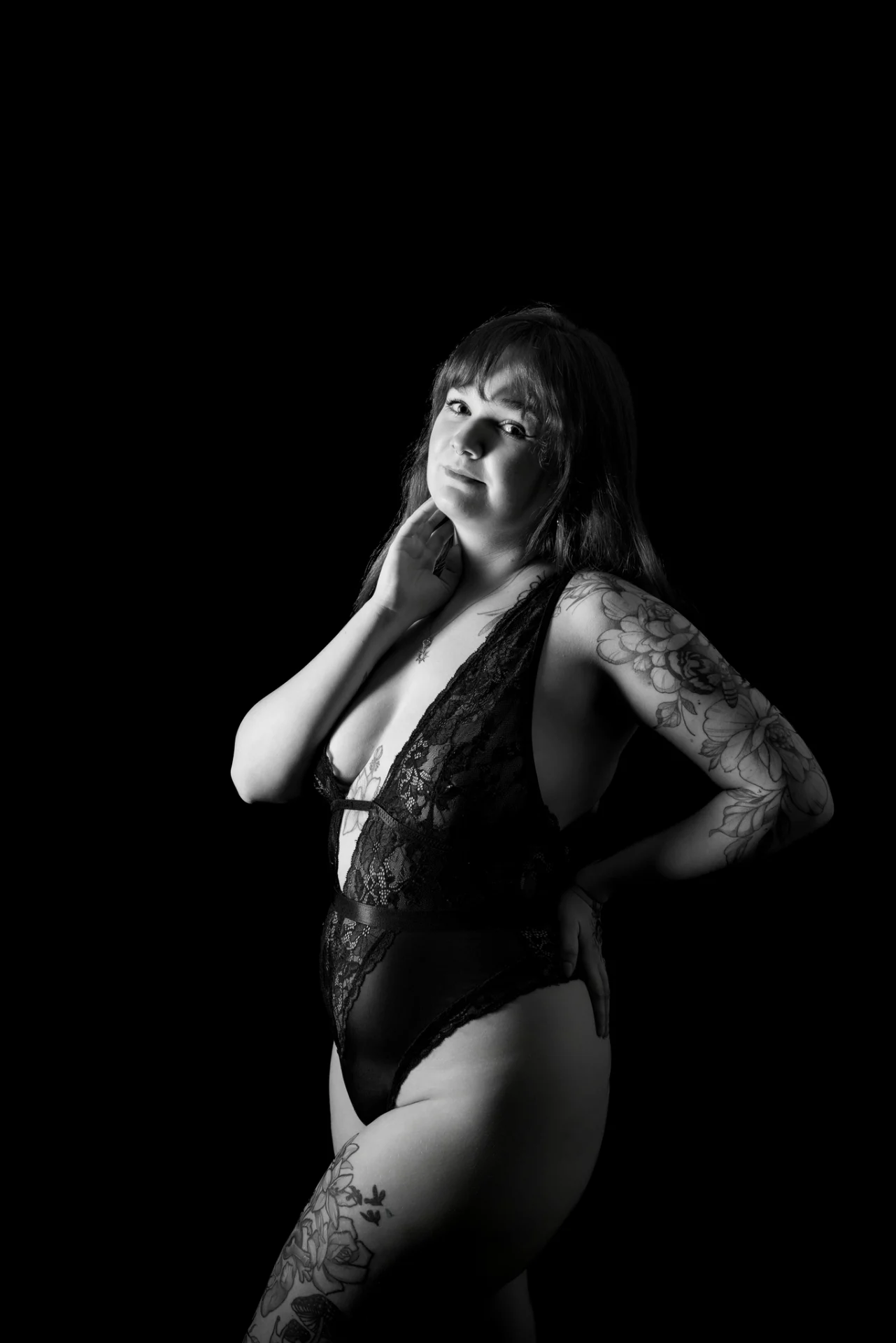 delclicstudio-seance-photo-nu-artistique-boudoir-femme-nu-fond-noir-projecteur-couleur-bleu-rouge-cambrai-photographe-seance-photo-59400