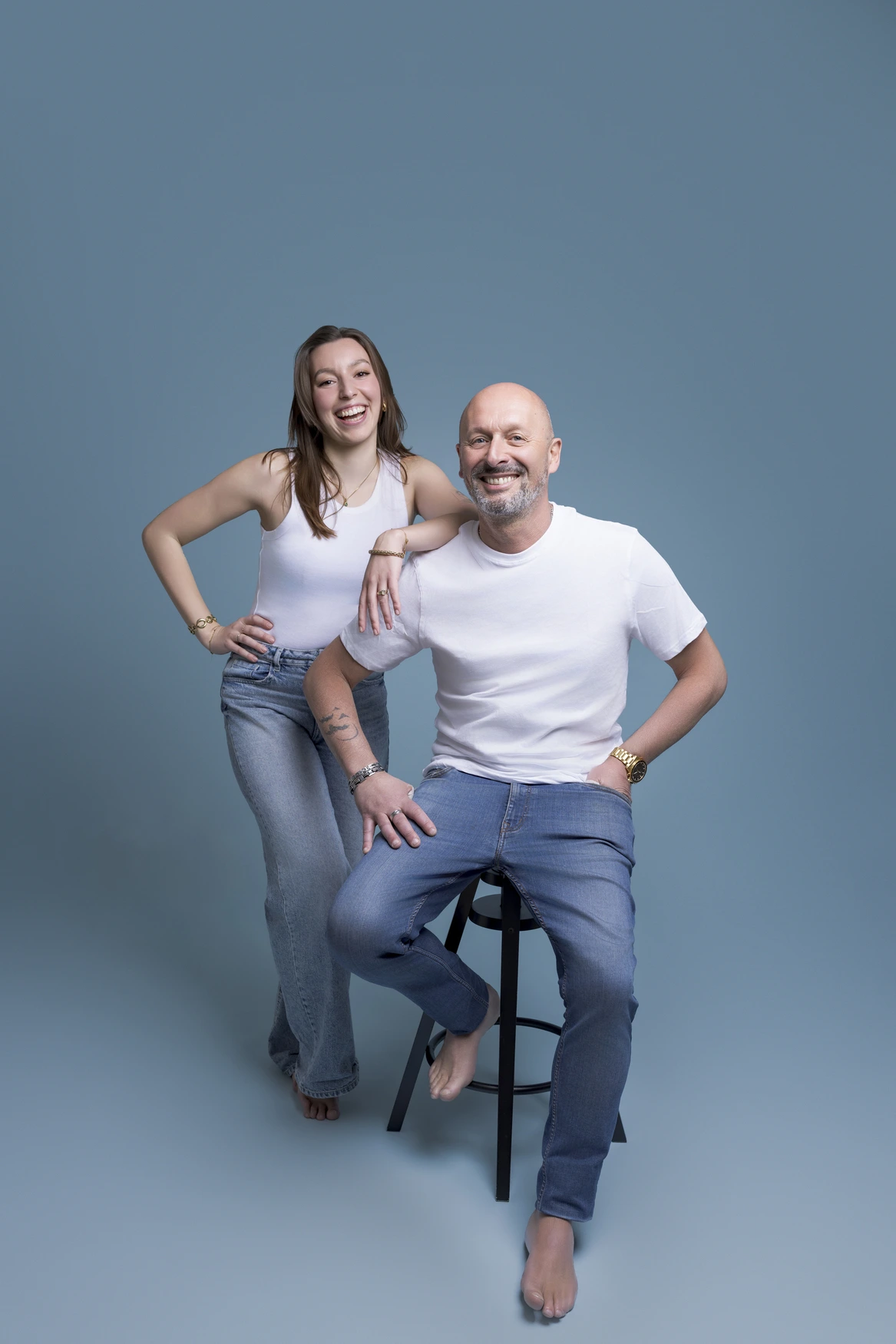 Photographie famille, photo d'une famille les deux parents avec leur petite fille dans leurs bras, la maman porte une robe bohème creme et la petite fille une robe blanche en dentelle avec en décor bohème, photo capturée par Del'Clic Studio, photographe située à abancourt proche de cambrai, douai, lille, valenciennes, arras, amiens, aniche, somain, Nord-Pas-de-Calais