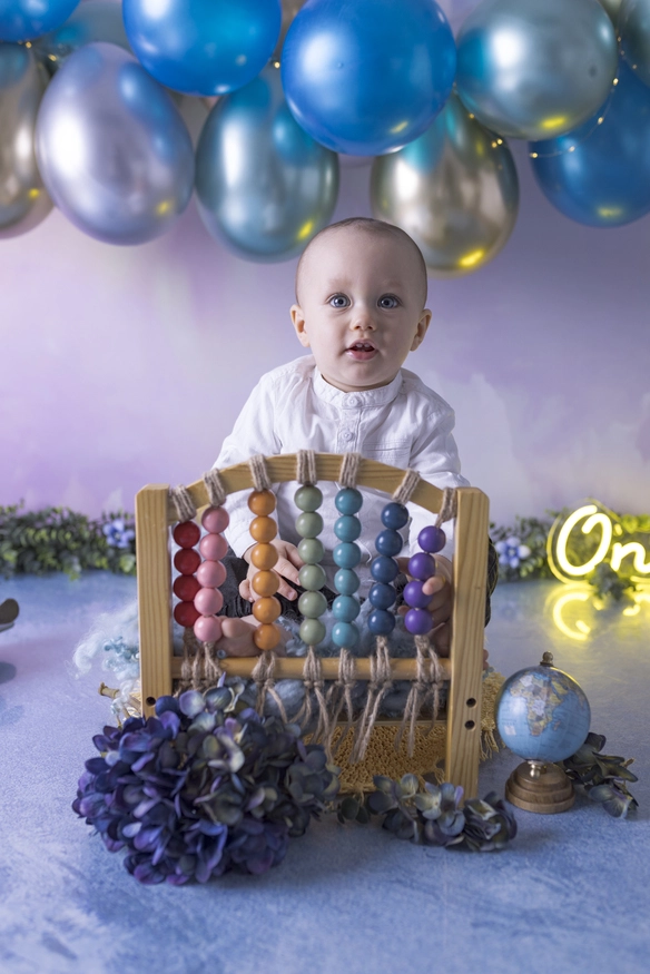Photographie d'un petit garcon en train de manger son gateau d'anniversaire pour célébrer son premier anniversaire Photographie Enfant Smash the cake et anniversaire capturée par Del'Clic Studio, photographe située à abancourt proche de cambrai, arleux, paillencourt, brunémont, aubigny, cantin, féchain, aniche, somain, Nord-Pas-de-Calais