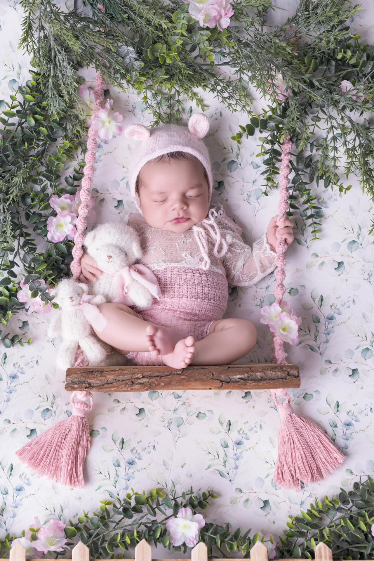 . Bébé nouveau-né délicatement installé dans un panier en osier, illustrant la tendresse et la beauté de l'enfance. capturée par Del'Clic Studio proche de laon, Nord-Pas-de-Calais
