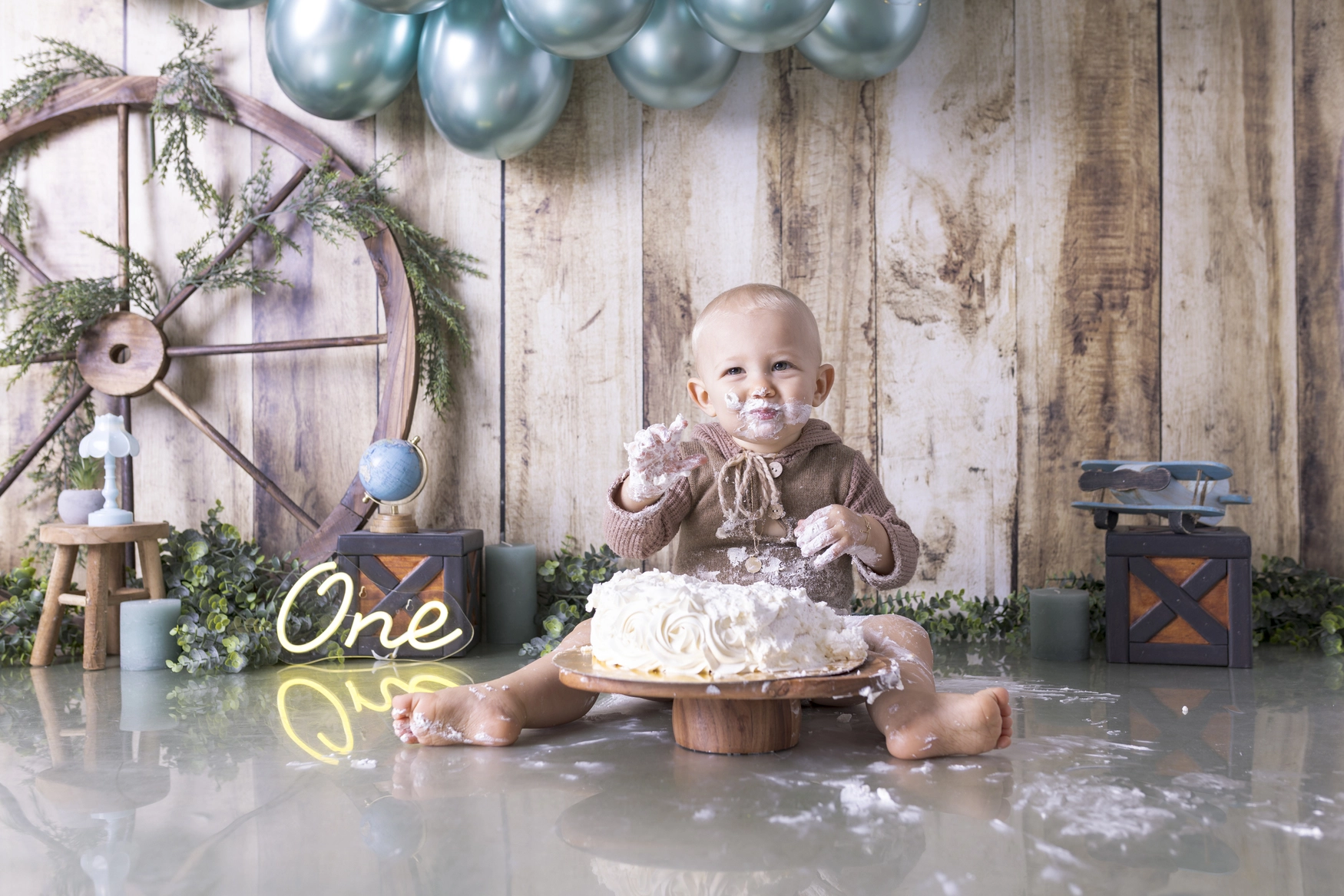 Pablo-141-copie Photographie d'un petit garcon en train de manger son gateau d'anniversaire pour célébrer son premier anniversaire Photographie Enfant Smash the cake et anniversaire capturée par Del'Clic Studio, photographe située à abancourt proche de cambrai, arleux, paillencourt, brunémont, aubigny, cantin, féchain, aniche, somain, Nord-Pas-de-Calais