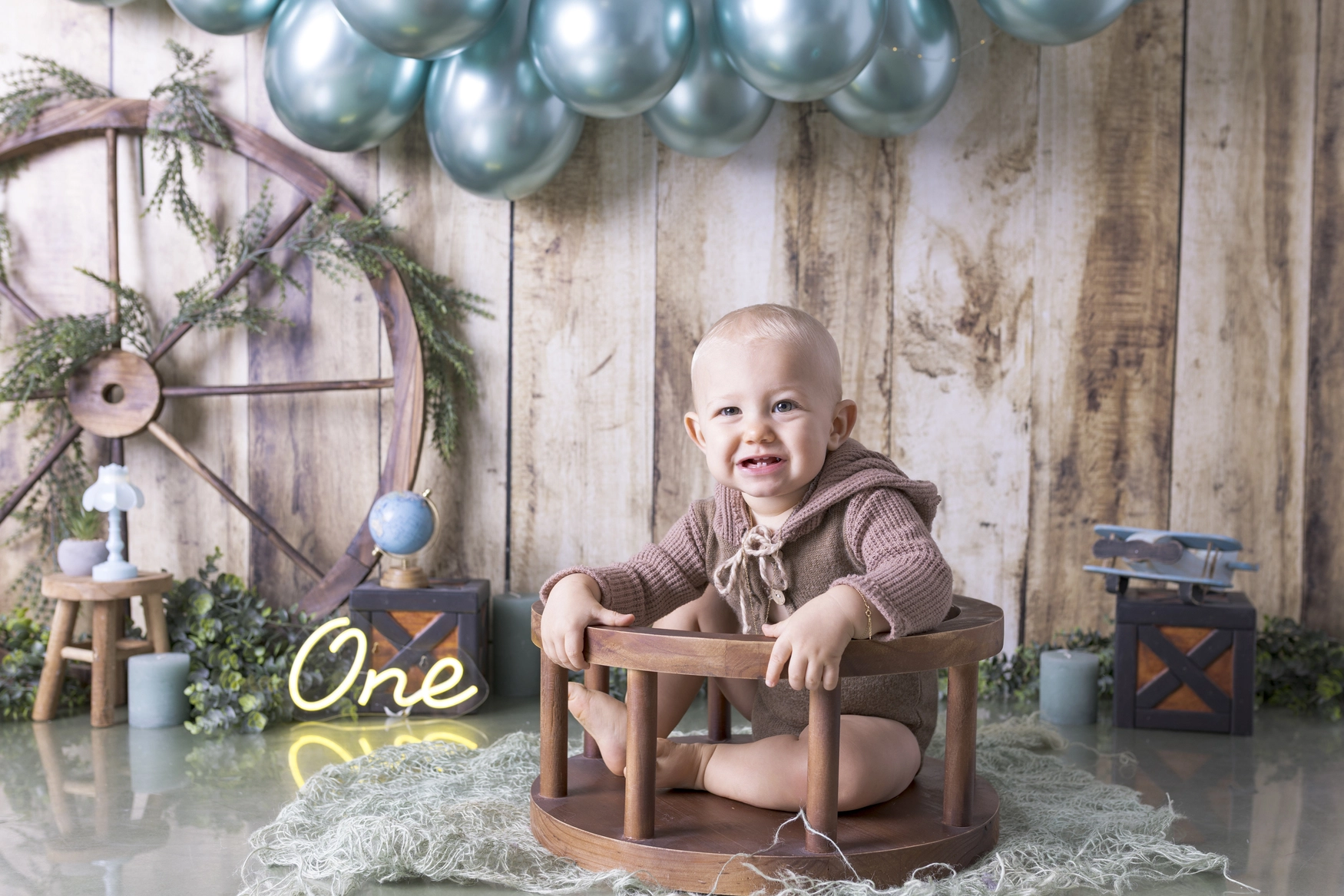 Pablo-17 Photographie d'un petit garcon en train de manger son gateau d'anniversaire pour célébrer son premier anniversaire Photographie Enfant Smash the cake et anniversaire capturée par Del'Clic Studio, photographe située à abancourt proche de cambrai, arleux, paillencourt, brunémont, aubigny, cantin, féchain, aniche, somain, Nord-Pas-de-Calais