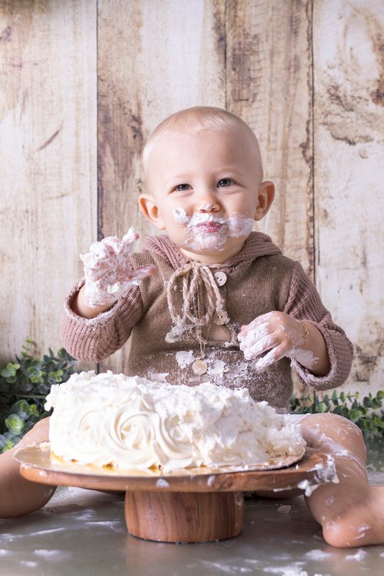 delclicstudio-photographe-grossesse-photo-future-maman-main-sur-ventre-voile-creatrice-ocre-fond-beige-maman-debout-yeux-ferme-voilage-qui-vole-cambrai-photographe-seance-photo-59400