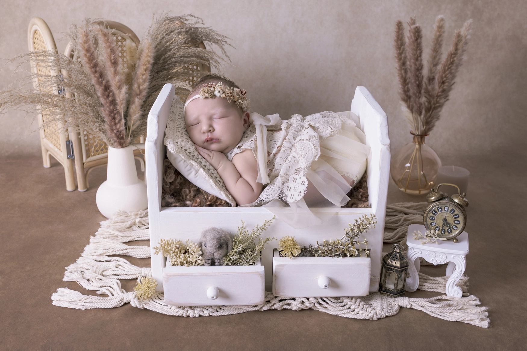 Photographie de naissance, la maman tient dans ses bras son bébé et lui fait un bisou sur le front