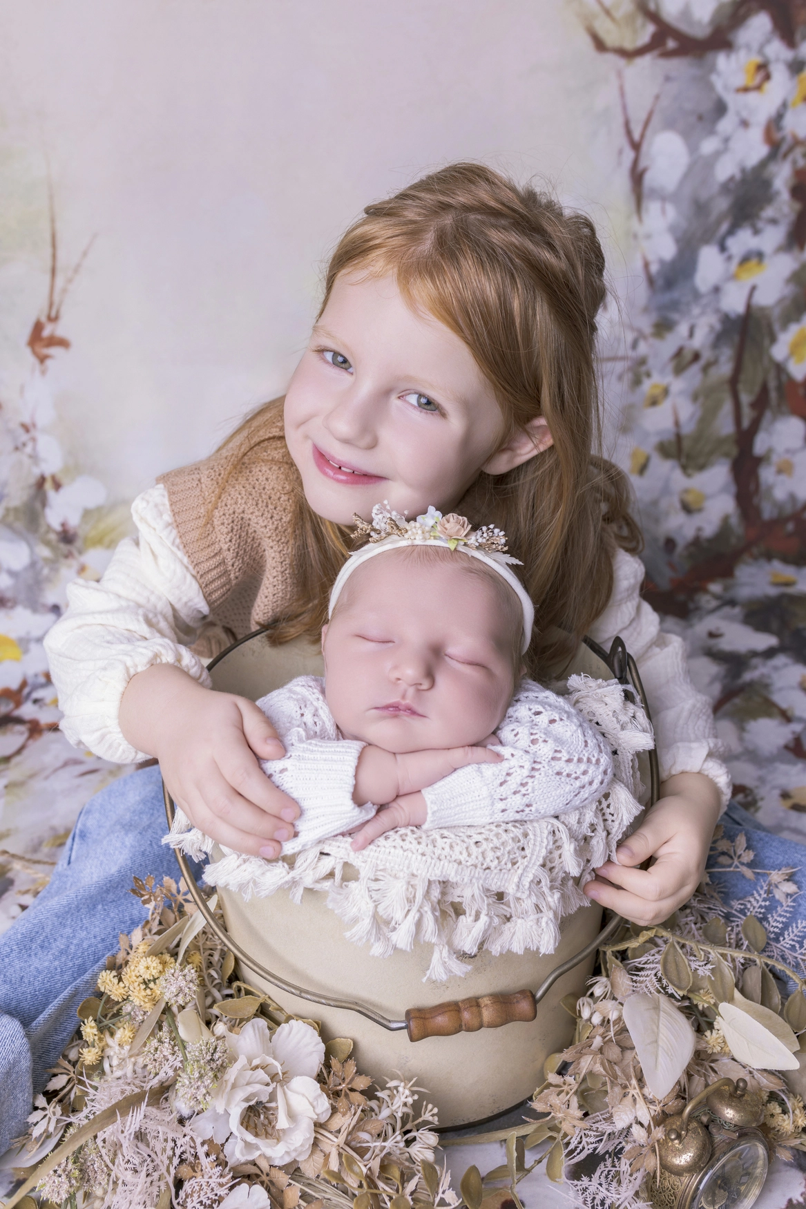 Photographie de naissance, la maman tient dans ses bras son bébé et lui fait un bisou sur le front